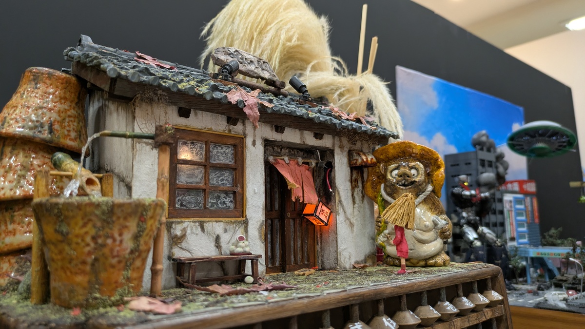 よく見ると、木のいすの下でウサギが丸くなっている