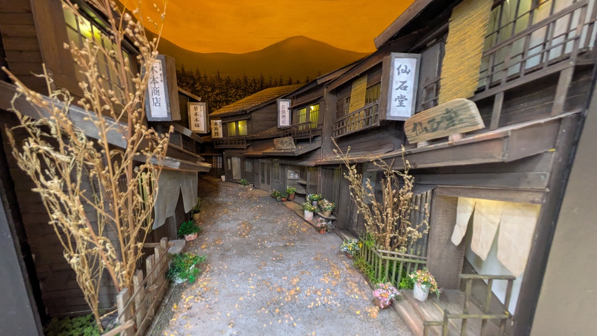 宿場町を思わせる長屋が続く通りのジオラマ
