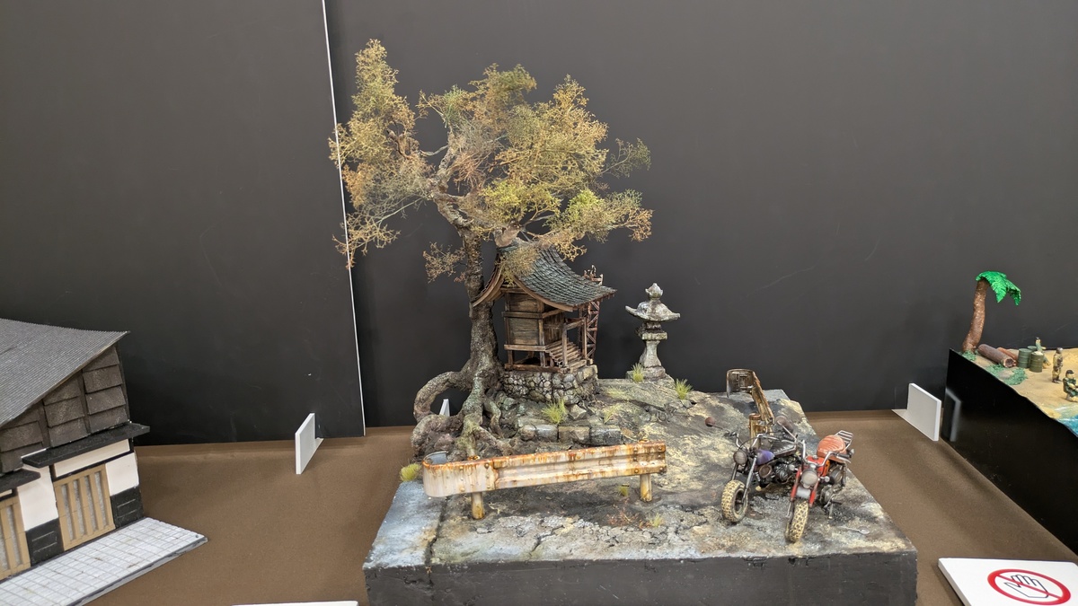 「新人賞」を受賞した、なえなえさんによるジオラマ作品「祠」