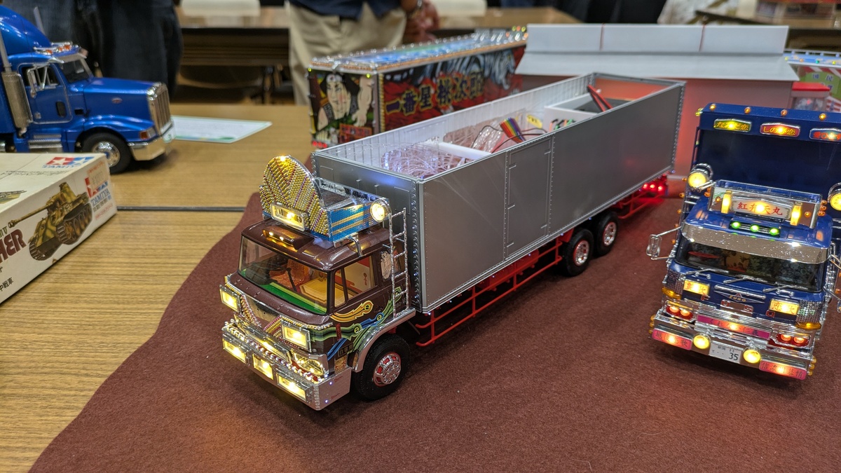 デコトラが3台並んだ様子