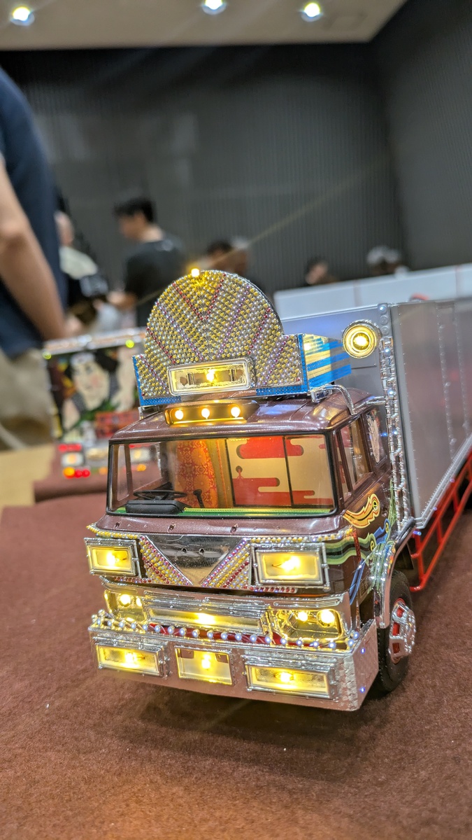 電飾で派手にデコレーションされたトラック