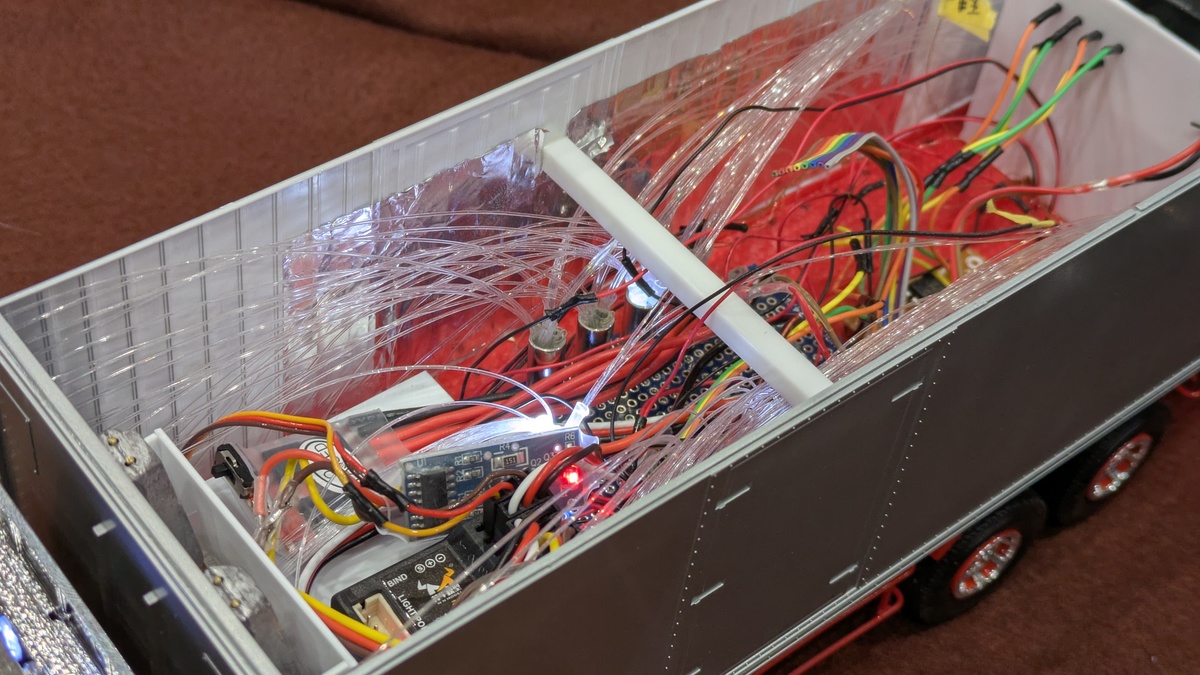 たくさんの配線が施されている画像