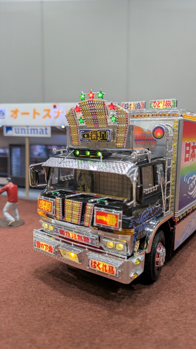 デコトラの運転席部分のアップ画像