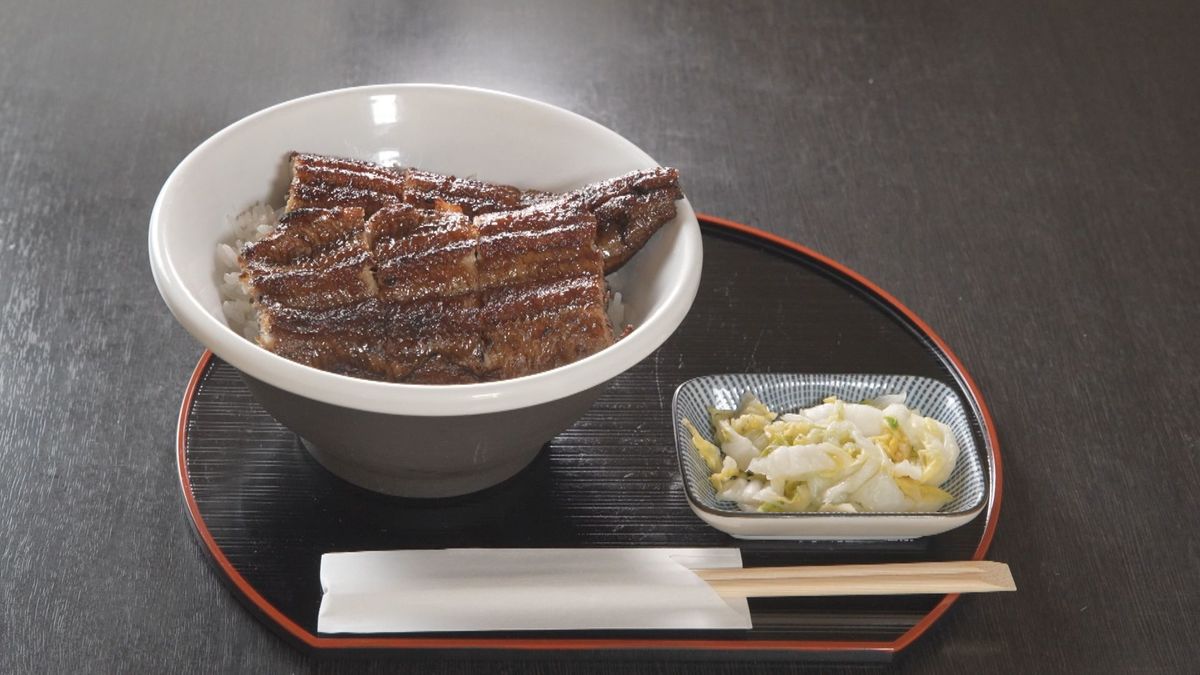 器の上に白米とうなぎが入っている