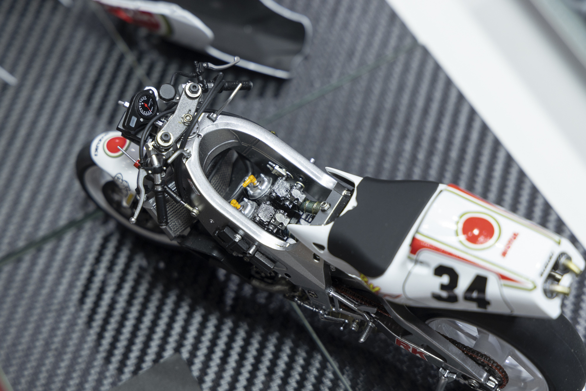 フューエルタンクを外せば精密なディテールで構築されたV型エンジンが確認できる