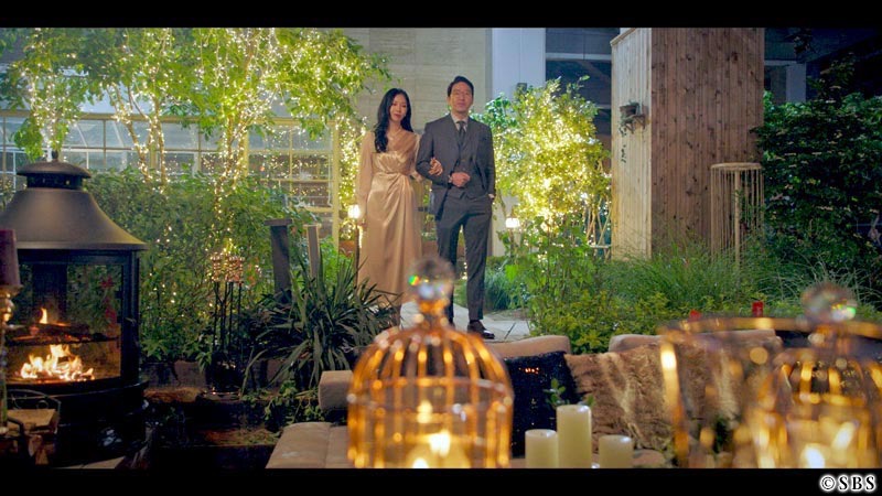 腕を組みながら歩く男女