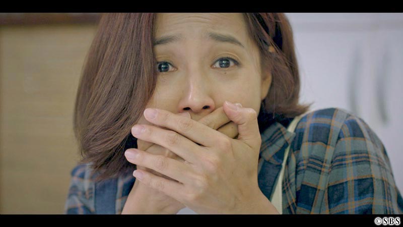 口に手を押さえる女性