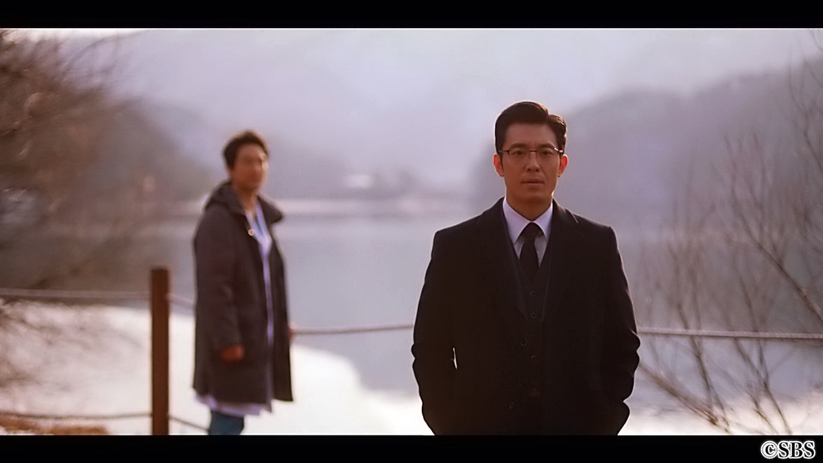 黒いスーツの男性とコートを着た男性