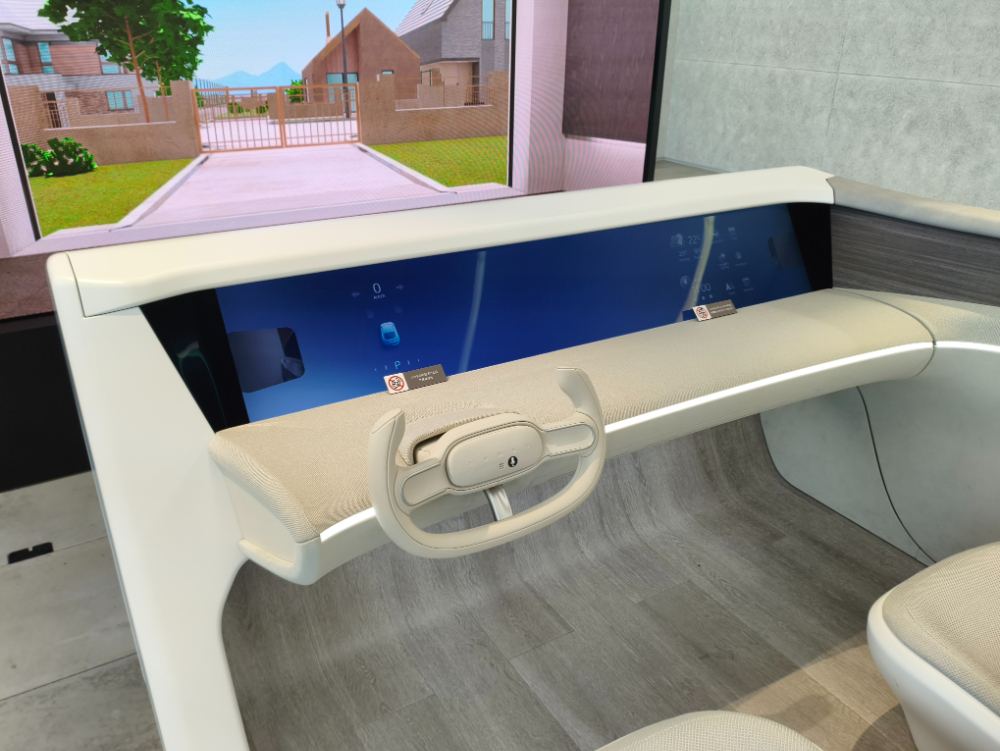 未来のモビリティ社会での移動空間を体験できるモックカー