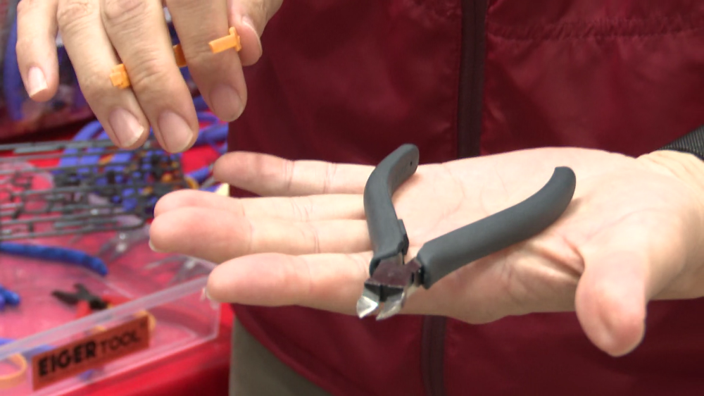 黄色のプラスチックバネは簡単に着脱が可能