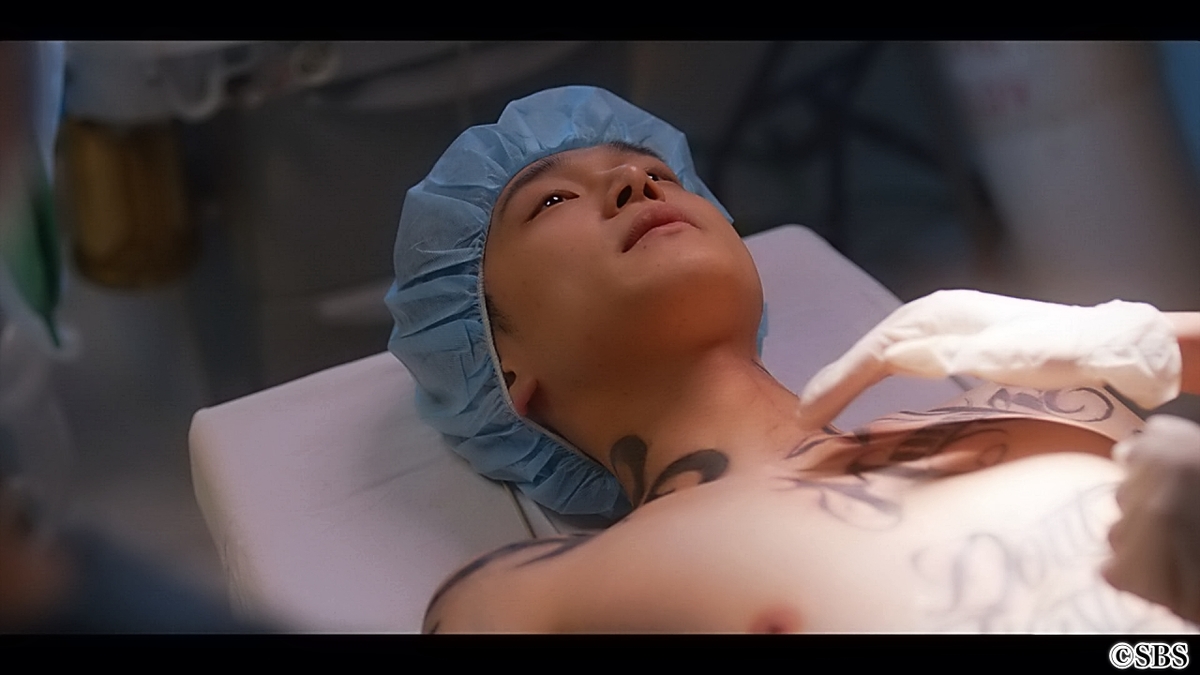 手術を受ける男性