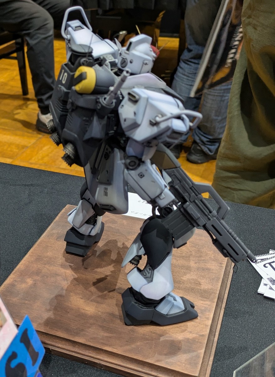 νガンダムの全身、後ろ姿