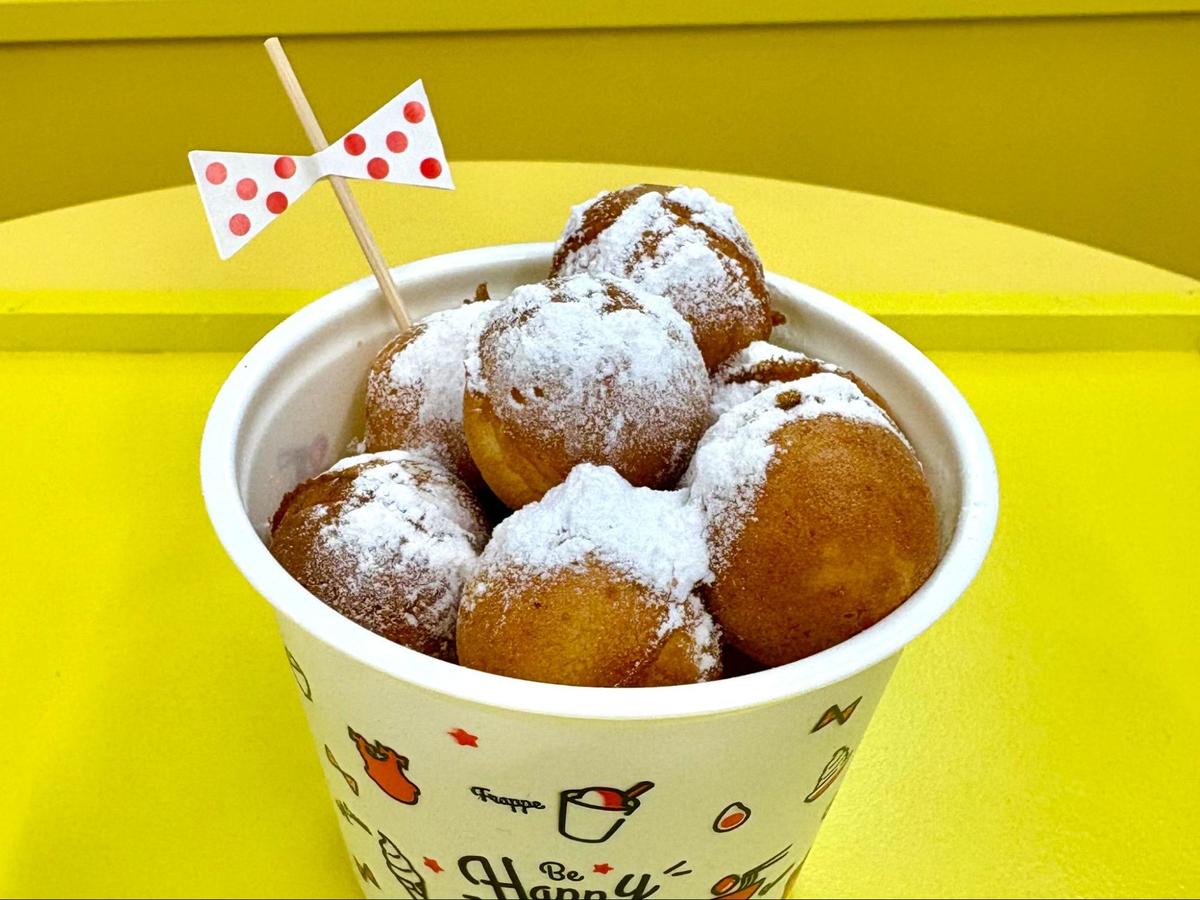 丸くてふわふわのカステラがカップに入っている