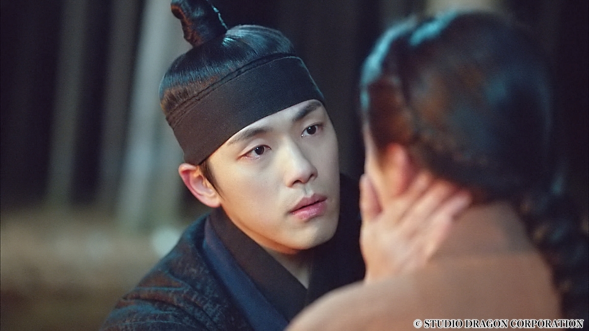 女性のほほに手を添える男性