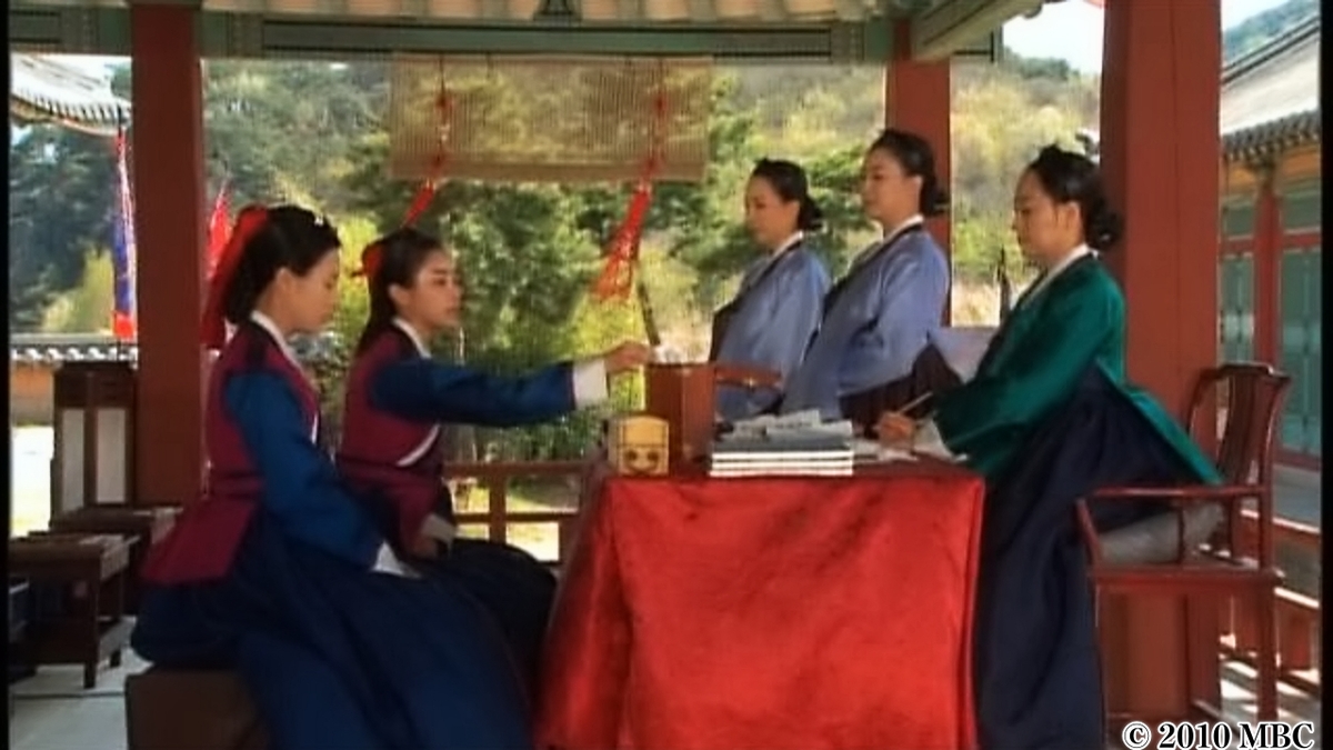 集まる女性たち