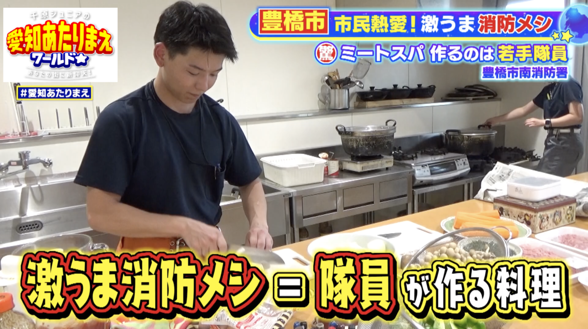 男性が料理を作る様子