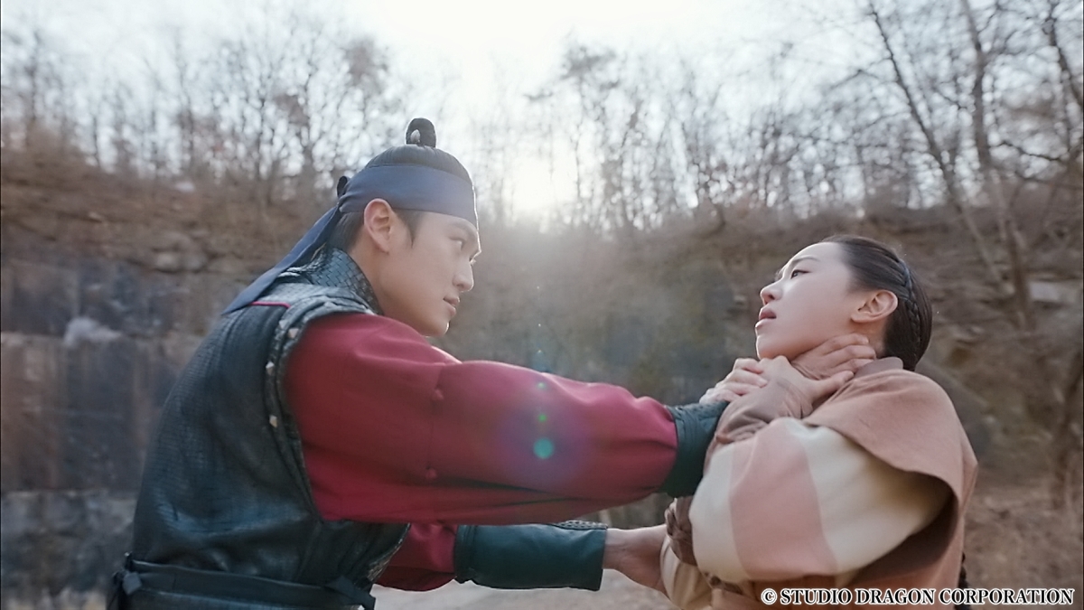 女性の首を絞める男性