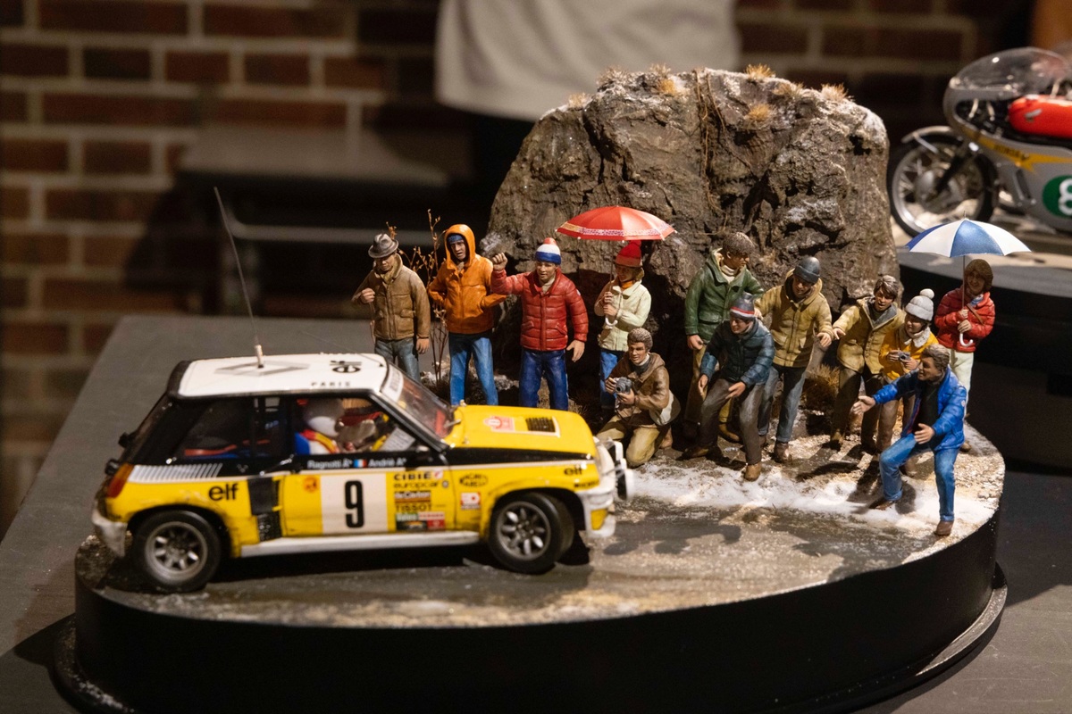 ラリー車と沿道で応援する人々の模型