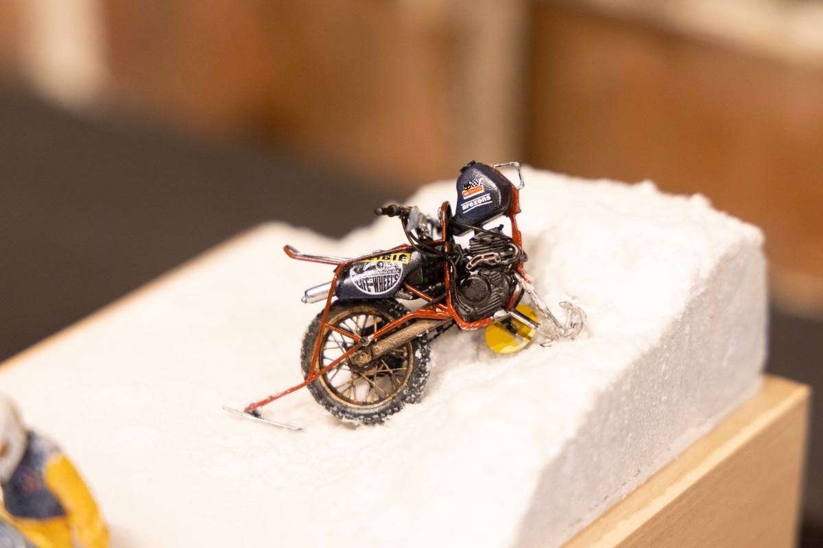 雪の上に停車した1輪バイク