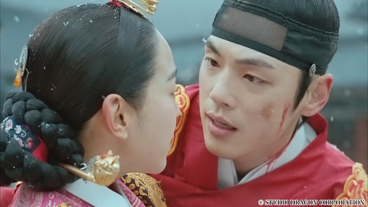 雪の中話している男女