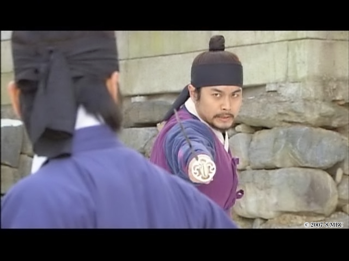 剣を突き付ける男性