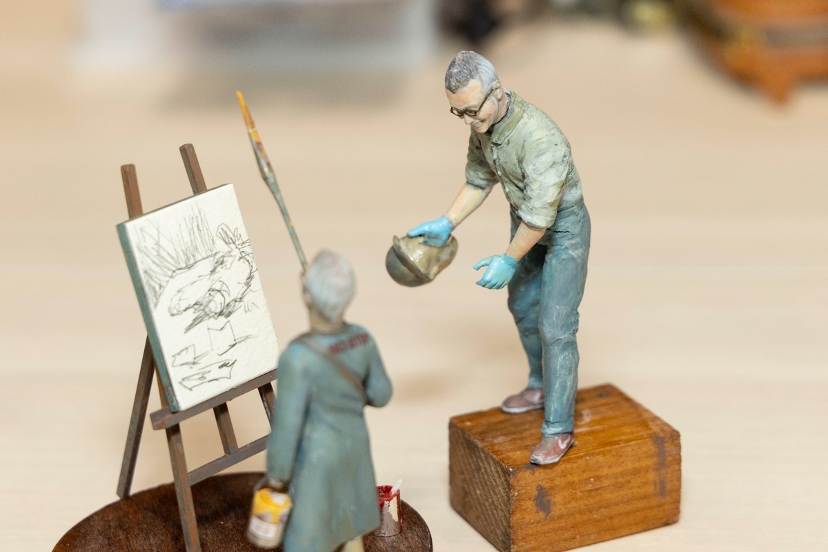 横山さんの本人をモデルにした頭部フィギュアを使ったフィギュア作品