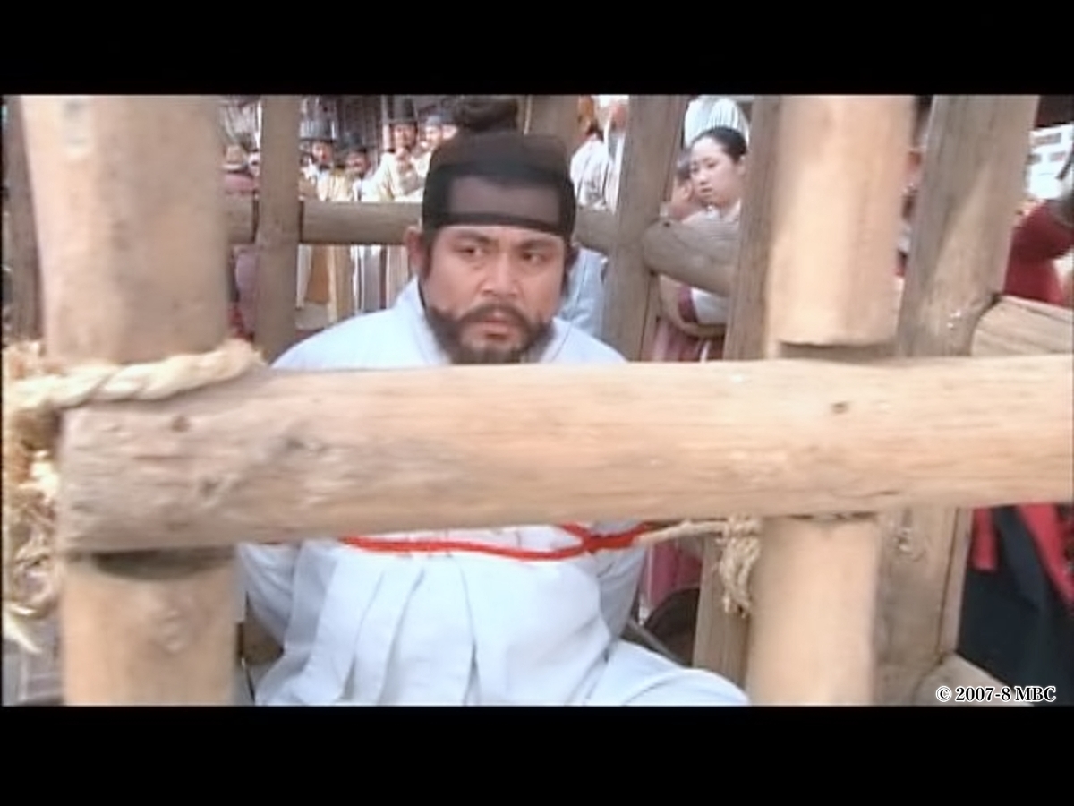 捕まっている男性