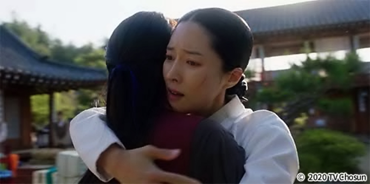 抱きしめ合う女性たち