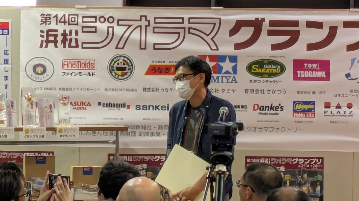 授賞式でスピーチをする青山さん