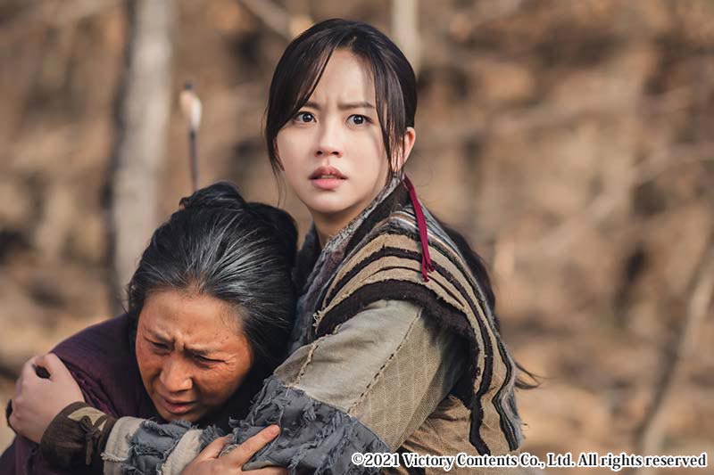 高齢の女性を抱きとめる女性