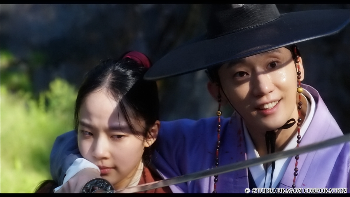 刃を突き付けられる女性