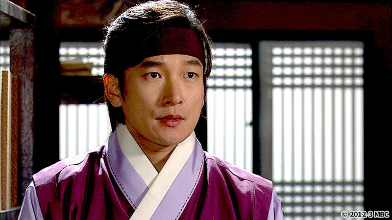 まっすぐ見つめる男性