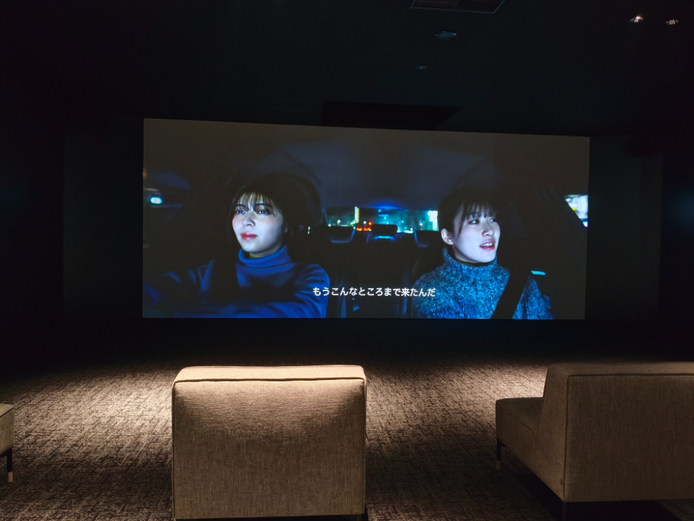 Theaterでは未来の人と自動車の生活を大型スクリーンで体験