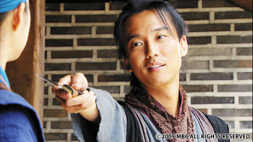 剣を突き付ける男性