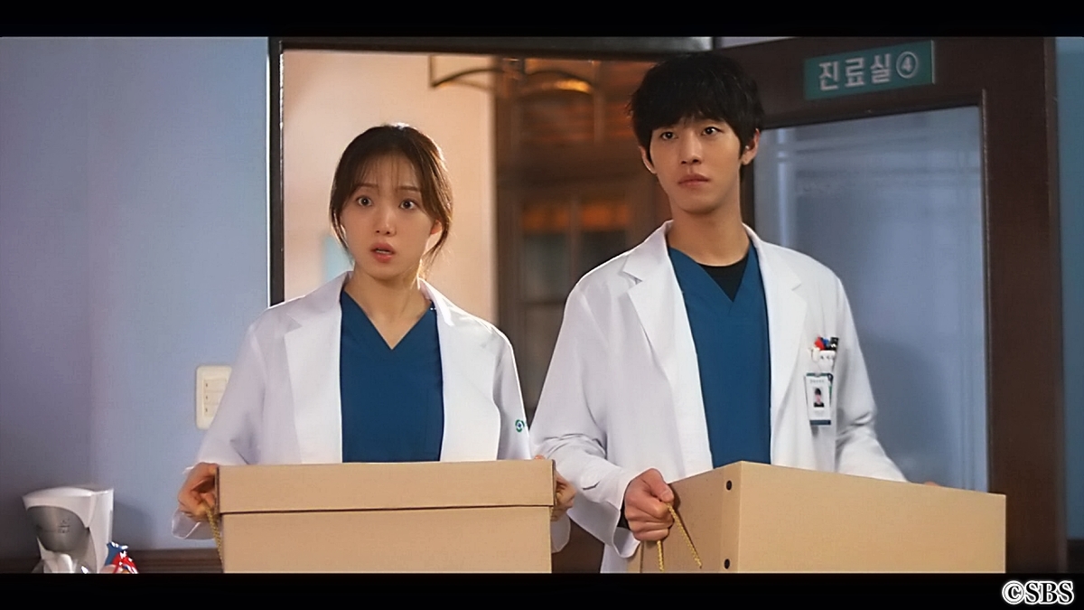 箱をもった2人の医師