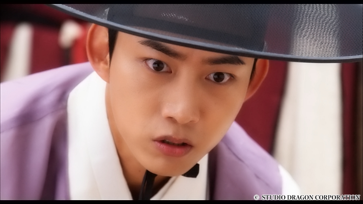 真剣な表情の男性