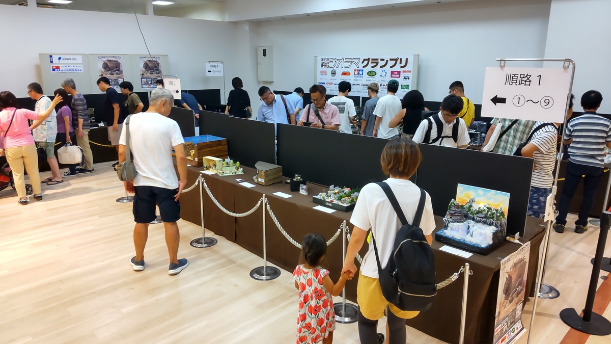 会場で作品を見る人たち