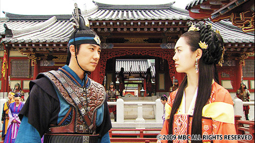 見つめ合う男女