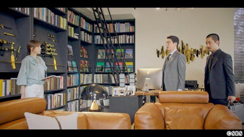 女性に何かを伝える男性たち