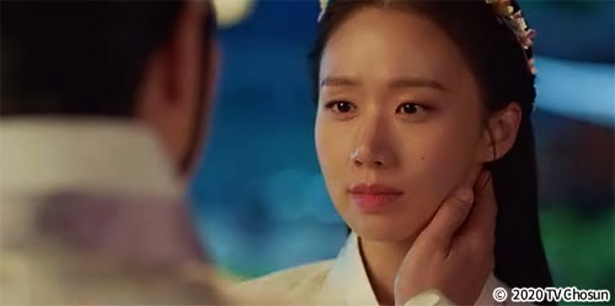 女性のほほに手を当てている男性