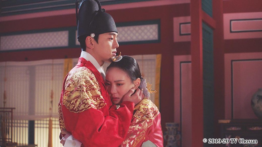 抱き合う男性と女性