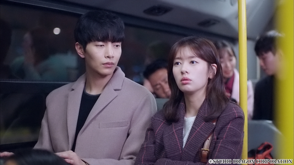 バスに乗る男女