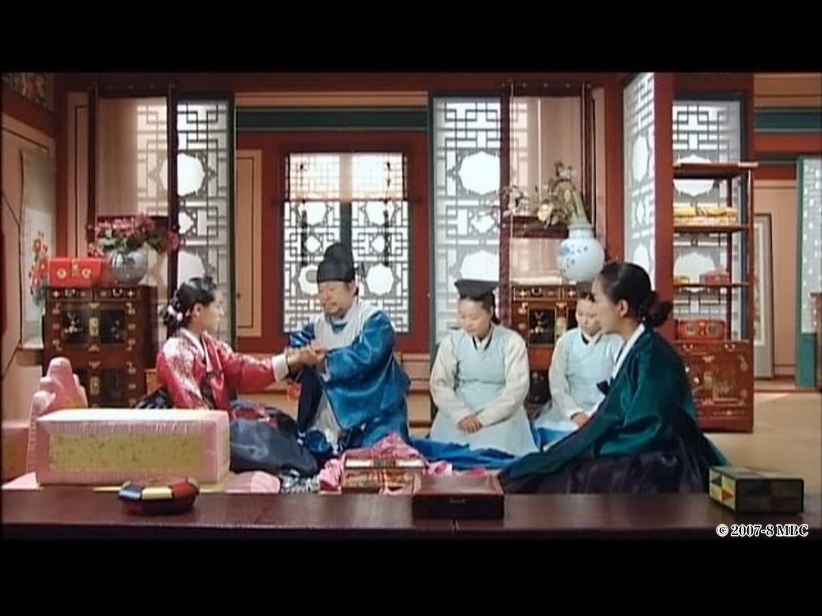 女性の手を握る男性