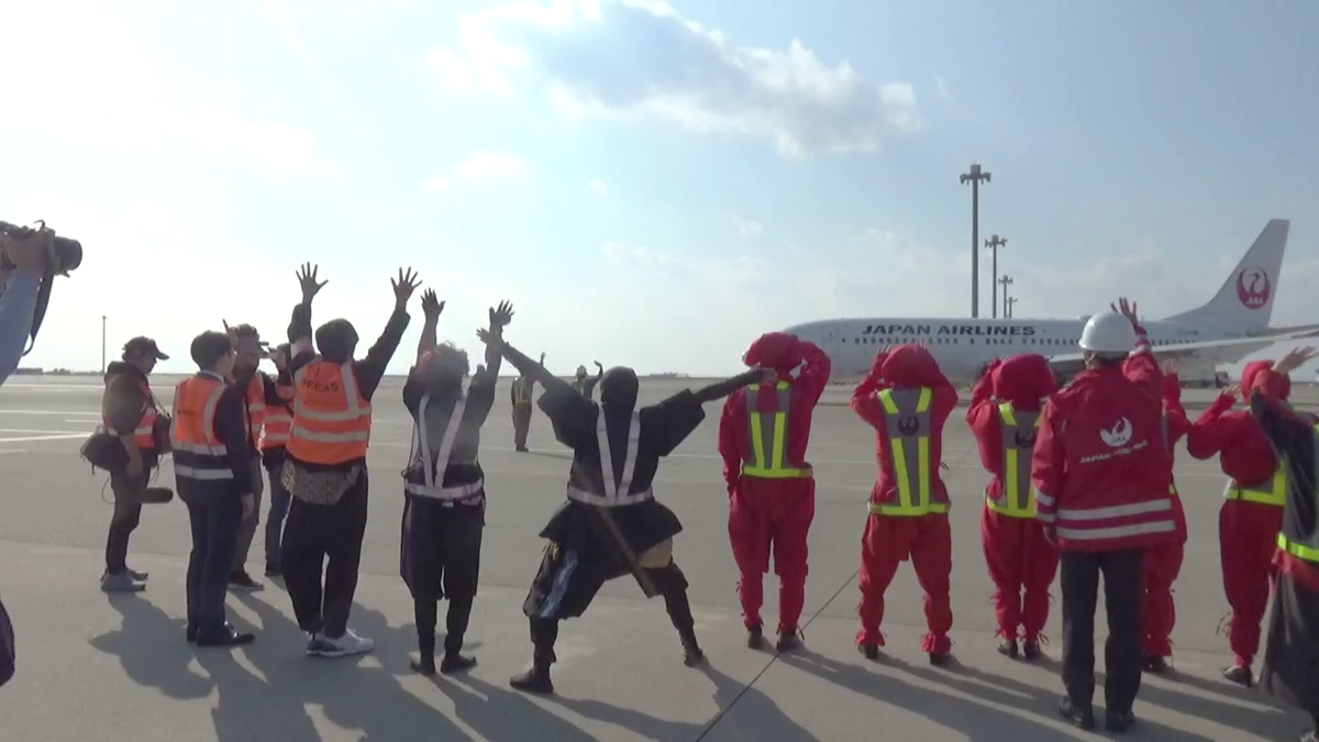 航空会社の職員さんが忍者スタイルに変身してお見送り