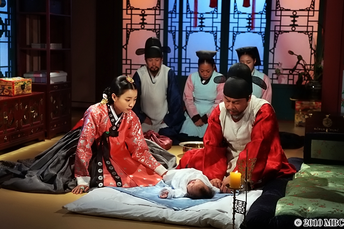 赤ちゃんを見ている男女