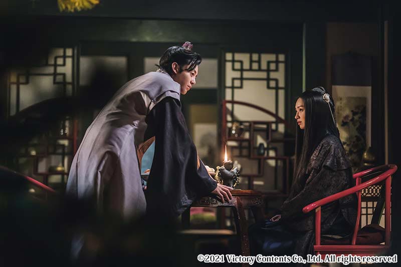 部屋で話す男女