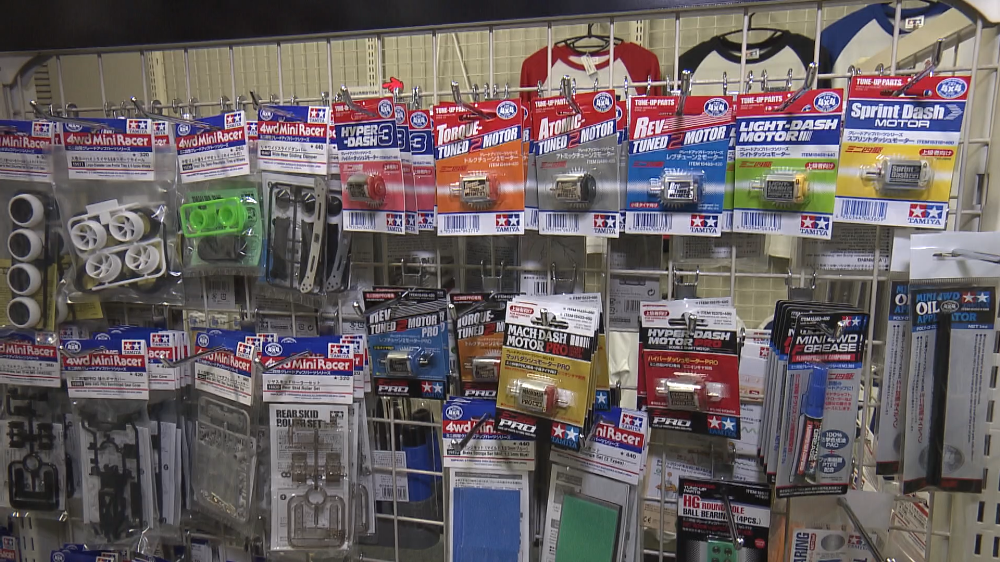本社だからこそ、豊富なミニ4駆のアップグレードパーツが並ぶ
