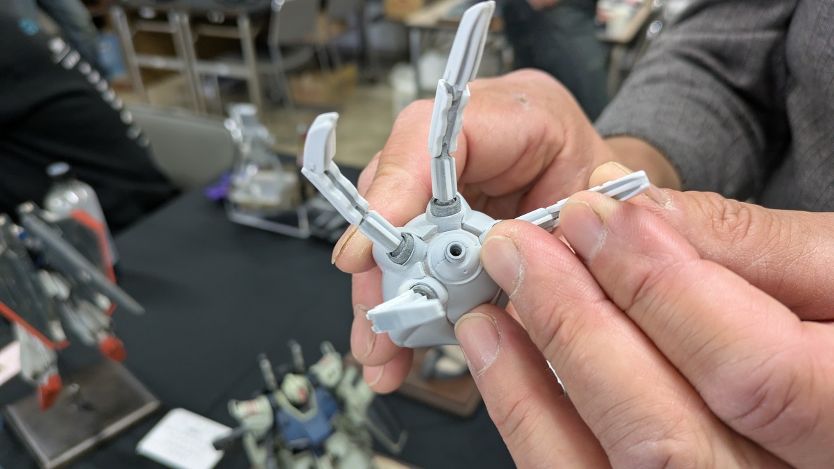 爪の一本一本まで動くフル可動