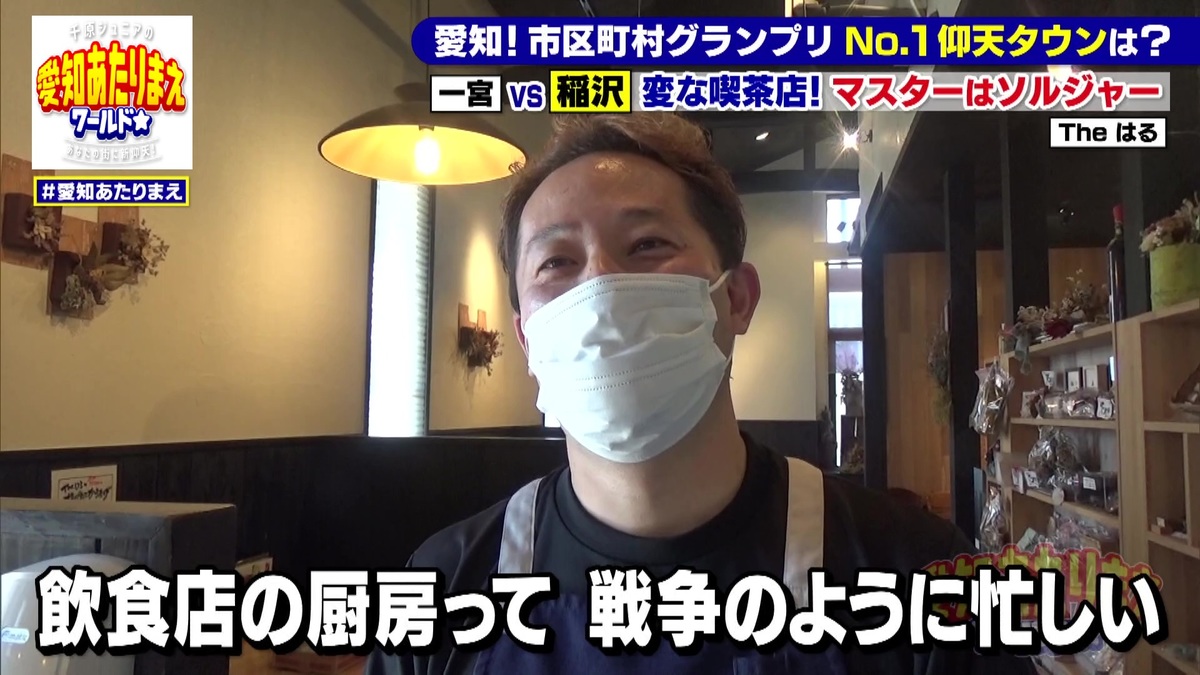 厨房に立つ男性