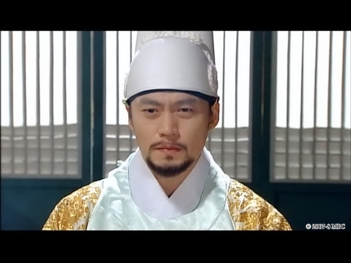 真剣な眼差しの男性